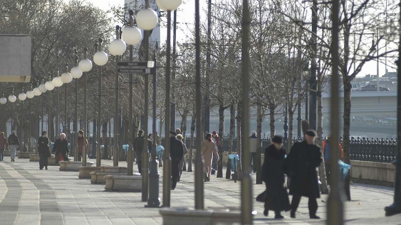 People strolling along the Danube Promenade